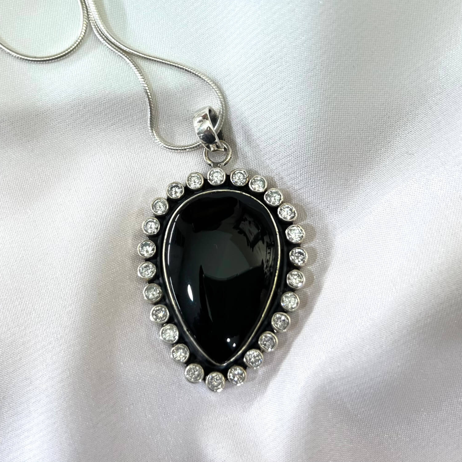 291RVI-Nyx-Petal-Pendant-B1
