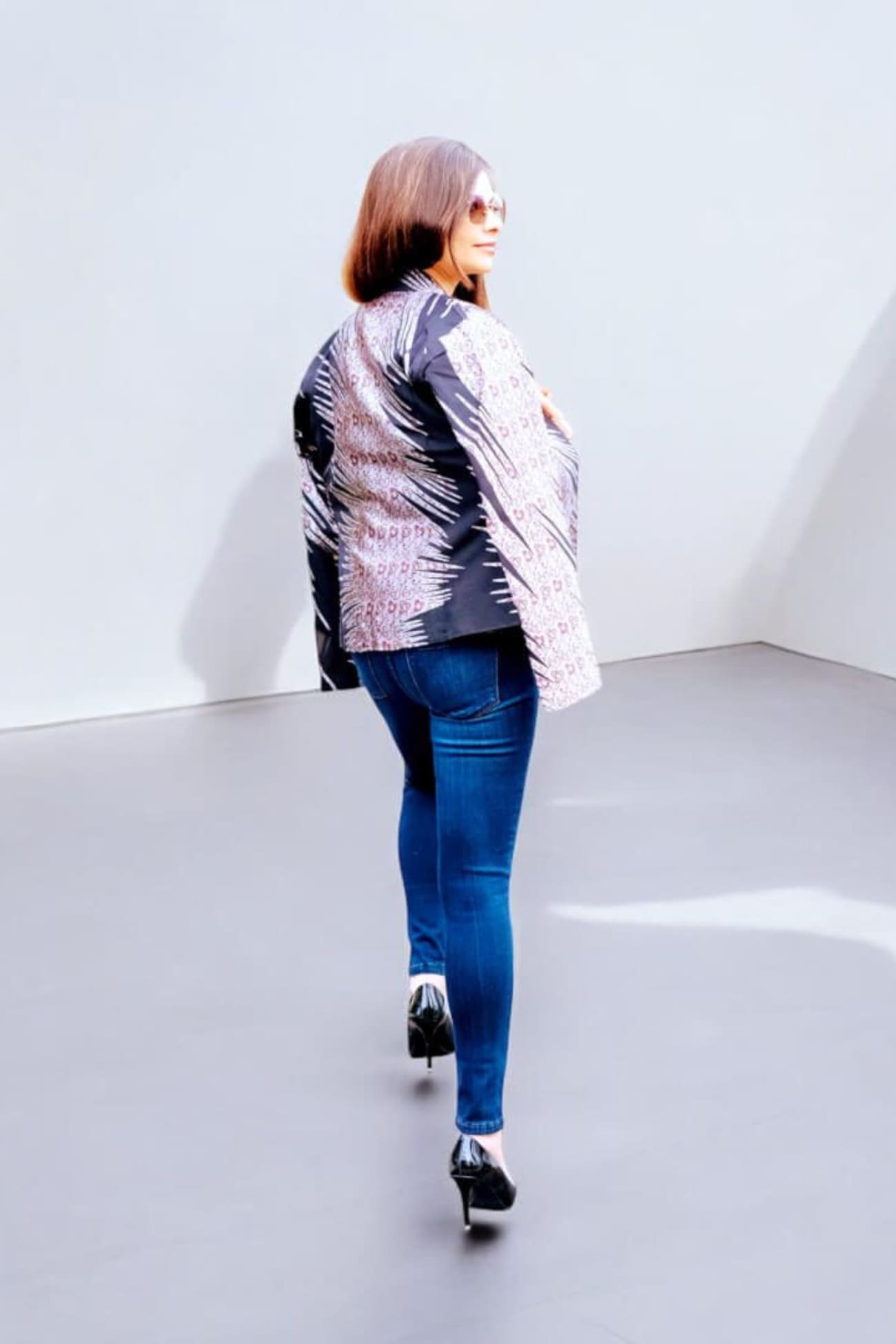 42ANA-Ebony-Elegance-Silk-Jacket-B2