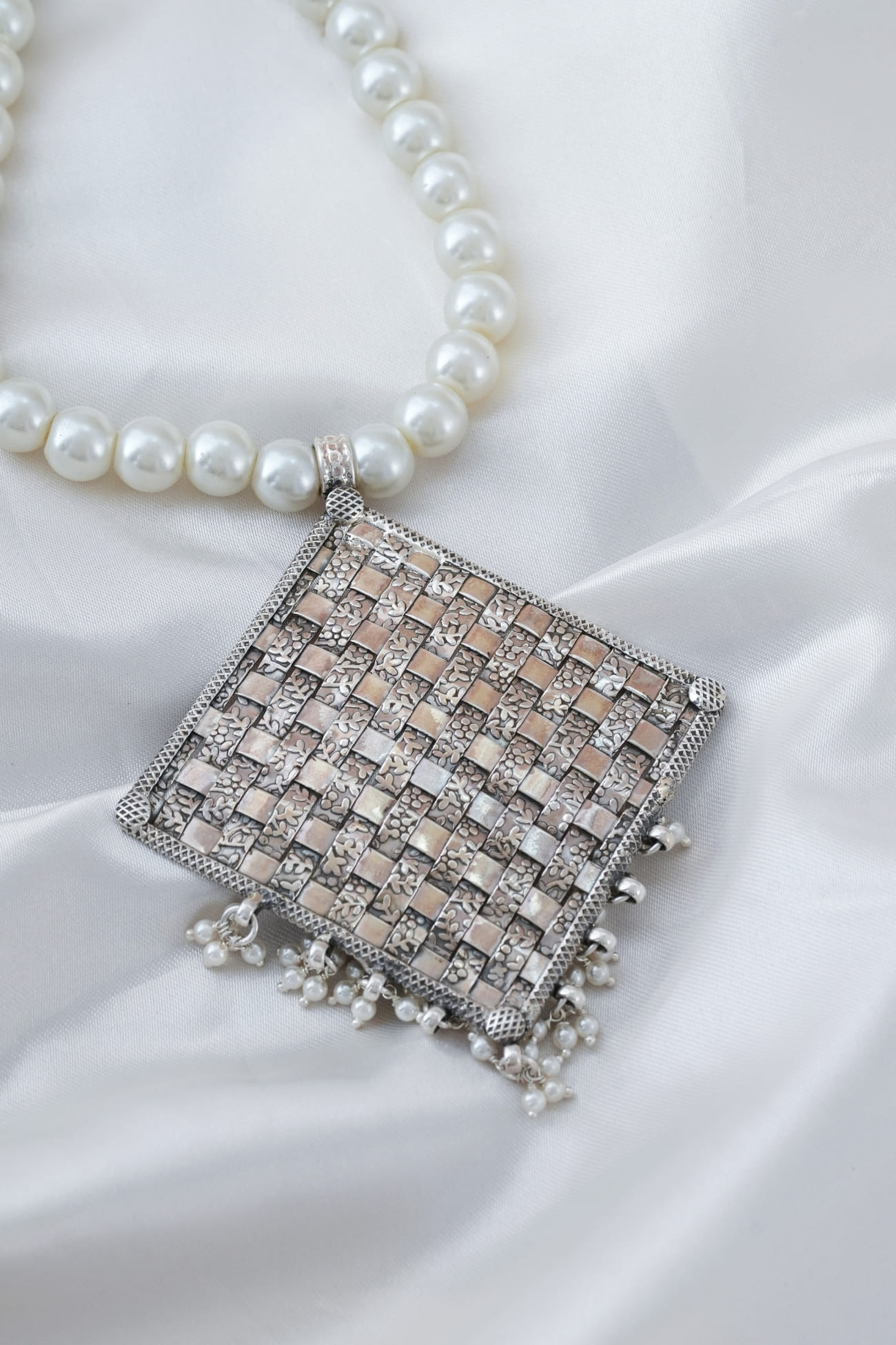 372RVI-Basket-Weaved-Pearl-Pendant-C1